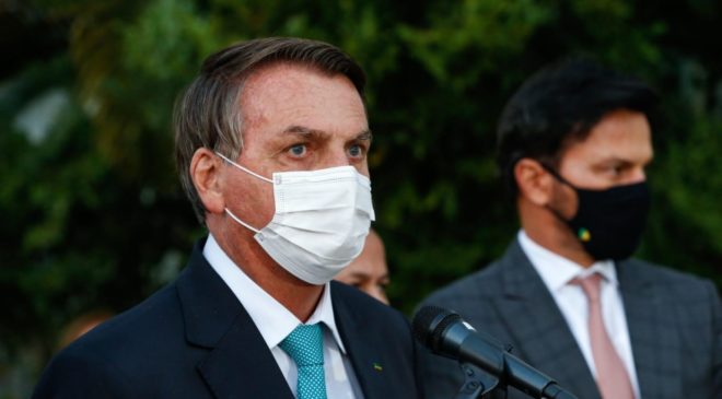 Após ignorar emails da Pfizer, Bolsonaro pede antecipação da entrega de doses