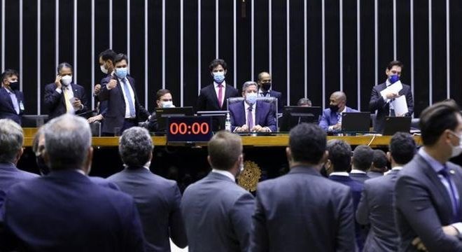 Deputados aprovam uso do Auxílio Brasil para assistir vítimas da pandemia