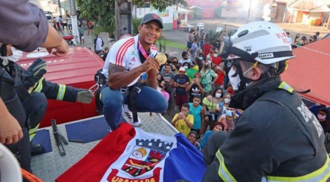 Em Ubaitaba, Isaquias Queiroz reconhece importância de centro de canoagem