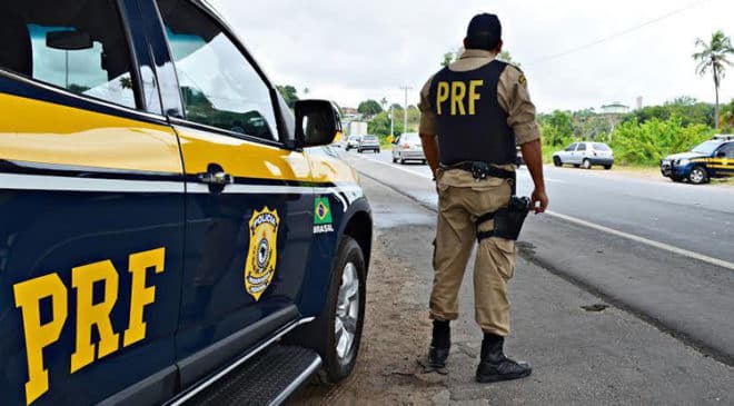 Em Feira de Santana,  PRF apreende cocaína, maconha e crack escondidos dentro de ônibus