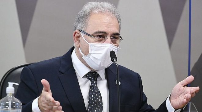Bolsonaro pressiona Queiroga pela retirada da obrigatoriedade de máscara no país