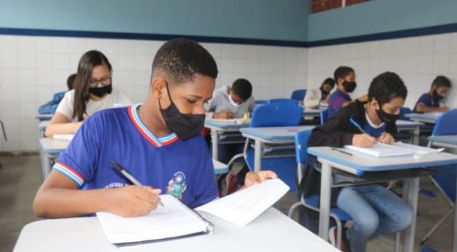 Governo do Estado vai convocar estagiários para a Educação