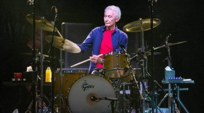 Baterista da banda Rolling Stones, Charlie Watts, morre aos 80 anos