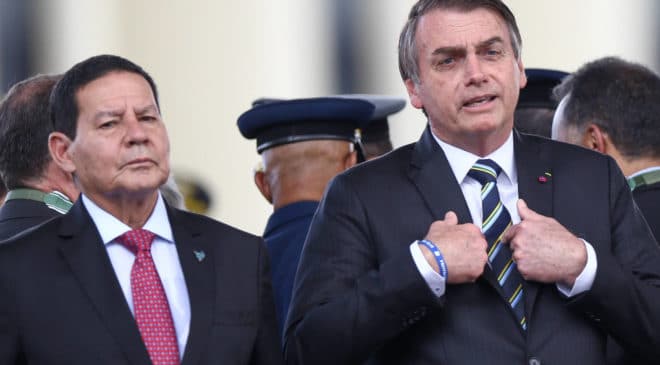 Bolsonaro e Mourão não se falaram em cerimônia do Exército, o clima ficou tenso