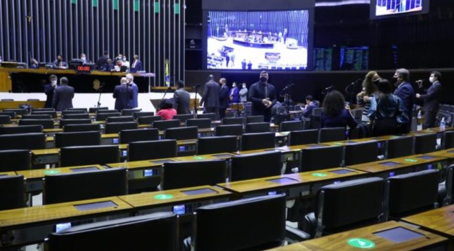 Câmara dos Deputados adia votação da reforma tributária