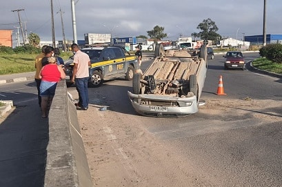 Em Feira, Veículo capota na rotatória do bairro Cidade Nova