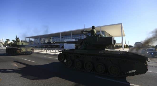 Bolsonaro acompanha desfile de carros blindados