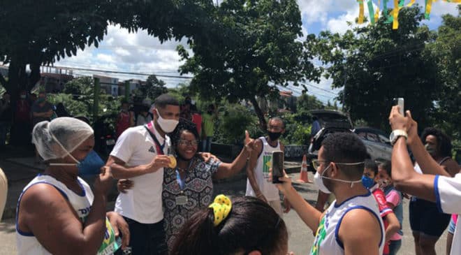 Hebert Conceição chega em Salvador, com ouro…