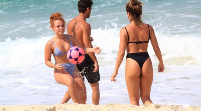 Larissa Manoela boa de bola,  jogando com amigas na praia e esbanjando saúde