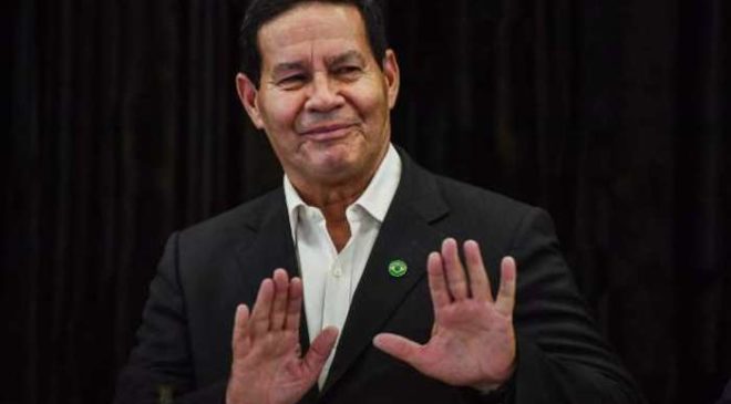 Mourão atrapalha? Ele ironiza veículos militares do desfile de Bolsonaro