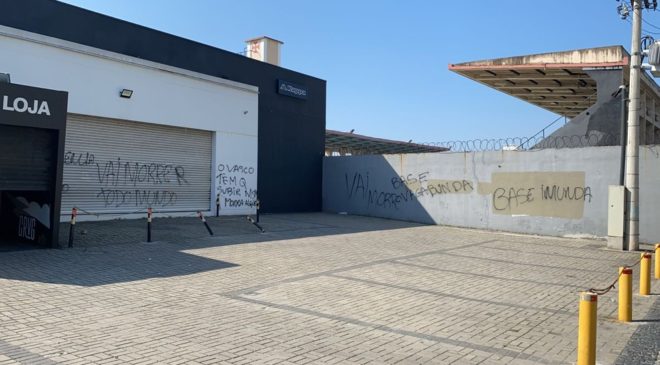 Vasco perde e Muro de São Januário é pichado: ‘Vai morrer todo mundo’