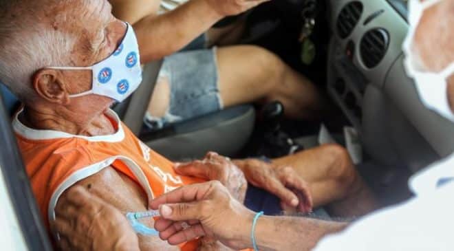 Em Salvador, idosos a partir de 80 anos receberão 3ª dose da vacina contra covid-19, nesta desta segunda