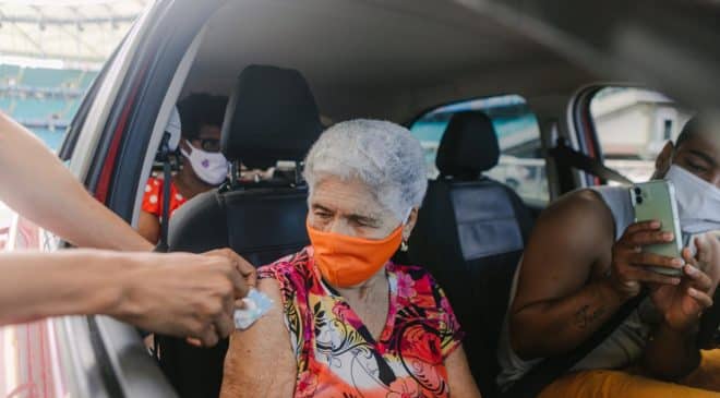 Vacinação contra Covid-19 segue nesta terça (31) em Salvador