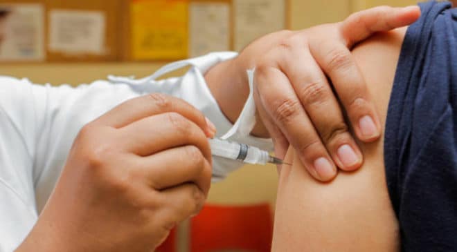 Brasileiros com baixa imunidade deverão receber dose de reforço contra o coronavírus