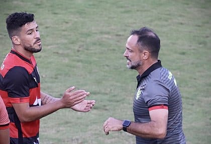 Vitória e CRB ficaram no empate em 1 a 1 no Barradão