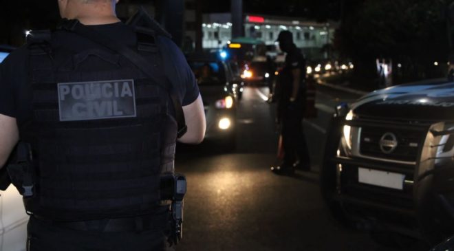 Policiais abordam veículos de aplicativo em Salvador