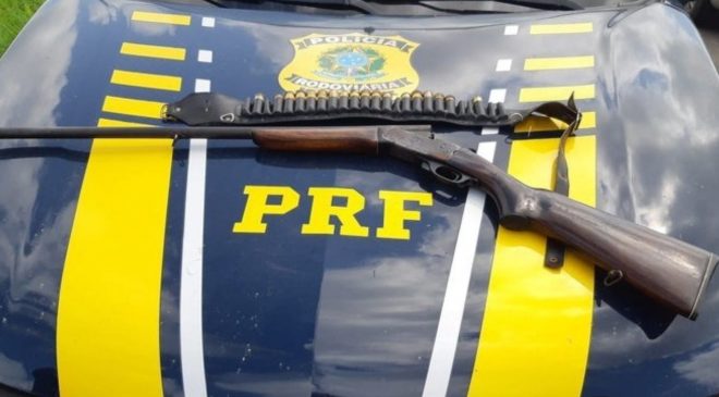 Desesperado com abordagem, homem é preso após jogar espingarda pela janela do carro