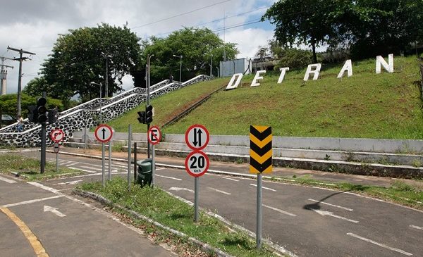 Duas pessoas são presas por esquema de cobrança de propina no Detran