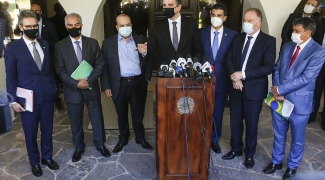 Presidente do Senado defende a democracia em reunião com governadores