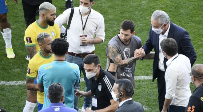 Eliminatórias. Anvisa invade campo, paralisa Brasil e  Argentina, para tirar argentinos de campo