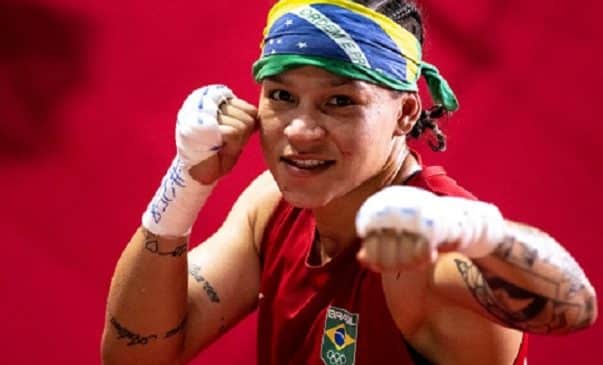 Baiana Bia Ferreira atropela rival e garante ouro no Mundial Militar de Boxe