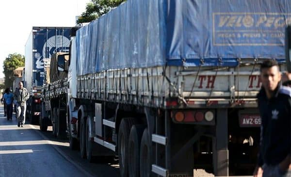 Caminhoneiros realizam protestos e fecham rodovias em três estados
