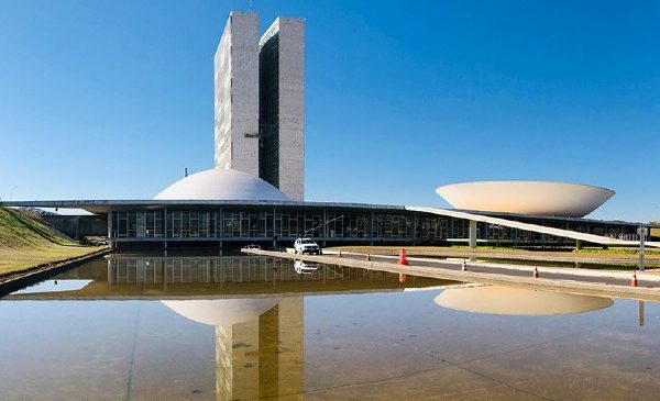 Parlamentares articulam para derrubar veto à redução de impostos para setor de eventos