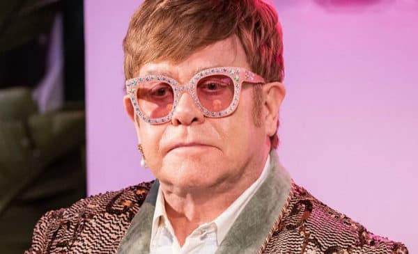 Elton John sofre acidente e adia data de turnê pela Europa