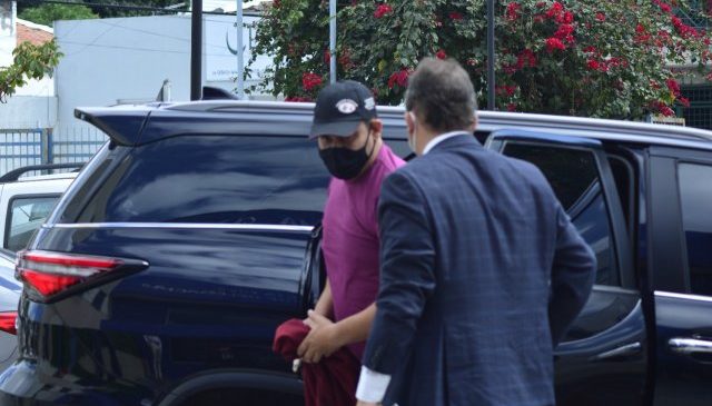 Médico principal suspeito da morte da ex-mulher Gabriela,  se apresentou à polícia