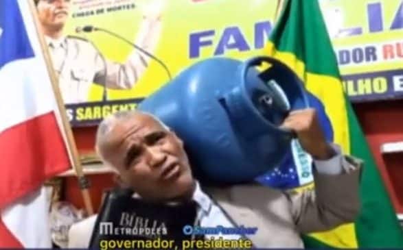 Sargento Isidório carrega botijão em sessão da Câmara para celebrar auxílio gás