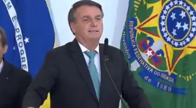 “Pedimos a Deus que mande chuva”, diz Bolsonaro sobre crise hídrica
