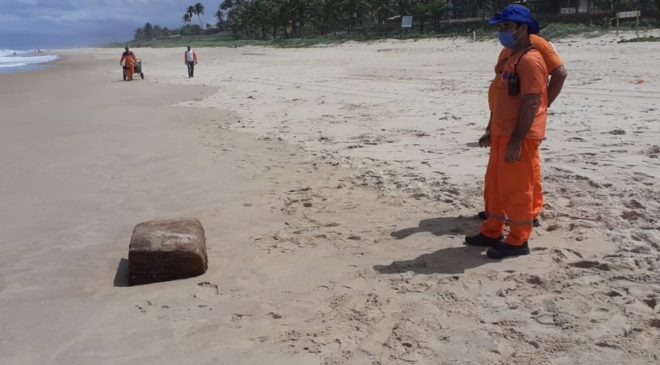 Mais uma ‘caixa misteriosa’ aparece em praia do litoral norte baiano