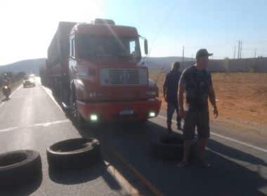 Brumado: Grupo de caminhoneiros fecha trecho perto de entrada da cidade