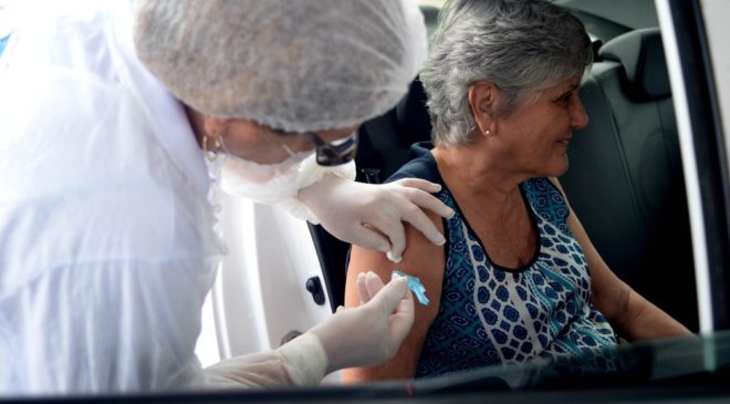 Prefeitura aplica dose de reforço em idosos com mais de 80 anos neste sábado (11)