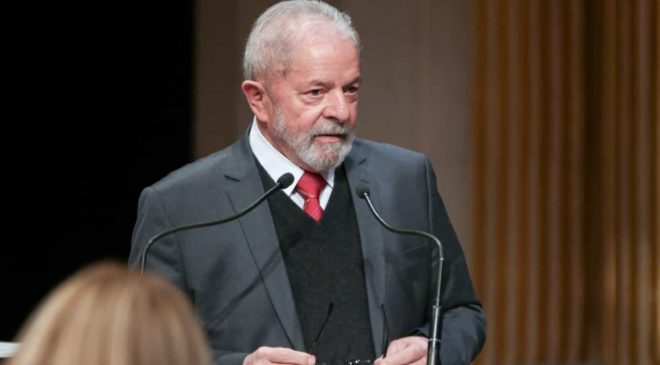 O povo precisa. Se [Bolsonaro] vai tirar proveito, problema dele, diz Lula sobre Auxílio Brasil