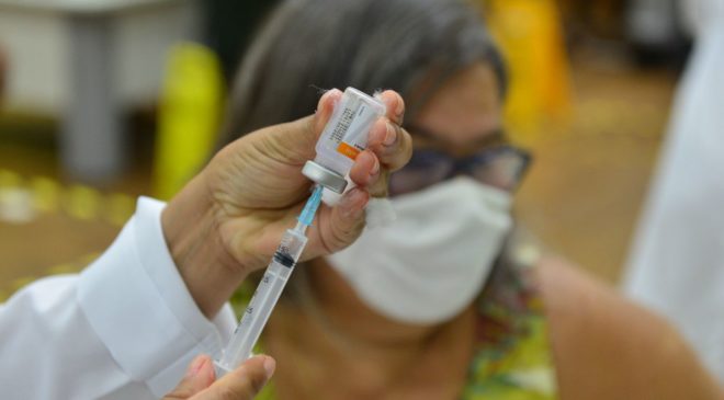 Saúde pretende vacinar com duas doses todos os adultos até outubro