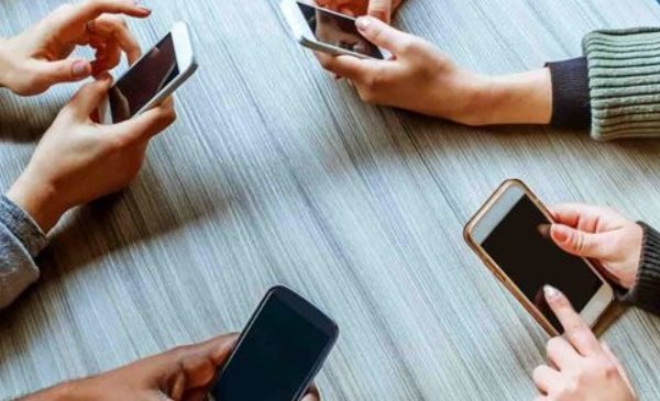 Mau uso da internet pode potencializar questões emocionais, alerta psicóloga