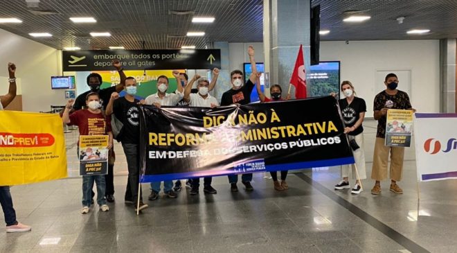 Servidores públicos protestam no aeroporto de Salvador contra Reforma Administrativa