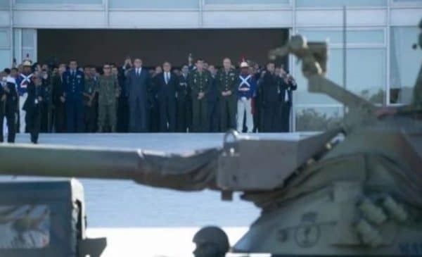 Marinha impõe sigilo de 5 anos a operação de desfile de tanques no Planalto