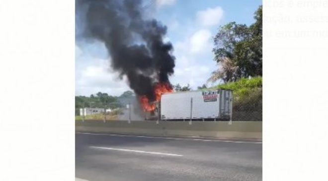 Bandidos armados atiram e ateam fogo a caminhão na rodovia CIA/Aeroporto
