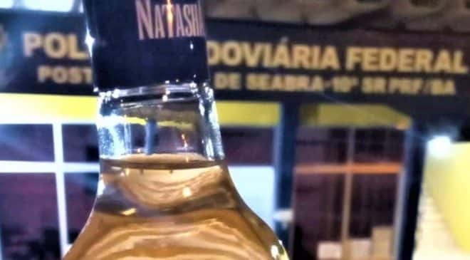 Em Seabra, motorista de caminhão com 10,2 mil litros de whisky e vodka apresenta à polícia nota fiscal de cenoura