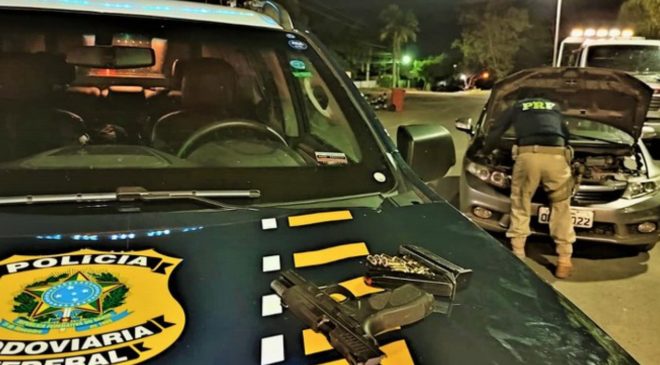 PRF apreende pistola, munições e carregadores escondidos dentro de carro roubado
