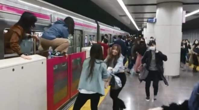 Homem com faca ataca passageiros em trem de Tóquio