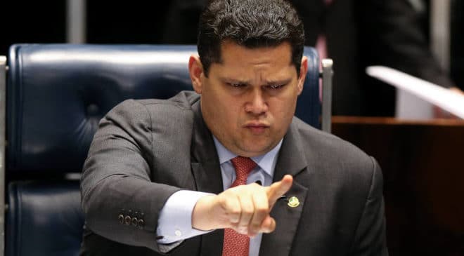 Alcolumbre ameaçado. “Querem transformar a autonomia do presidente da CCJ em guerra religiosa”, desabafa o senador