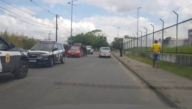 Corpo é encontrado dentro de carro em frente ao Hospital do Subúrbio; vítima é suspeita de explodir cofre em Simões Filho
