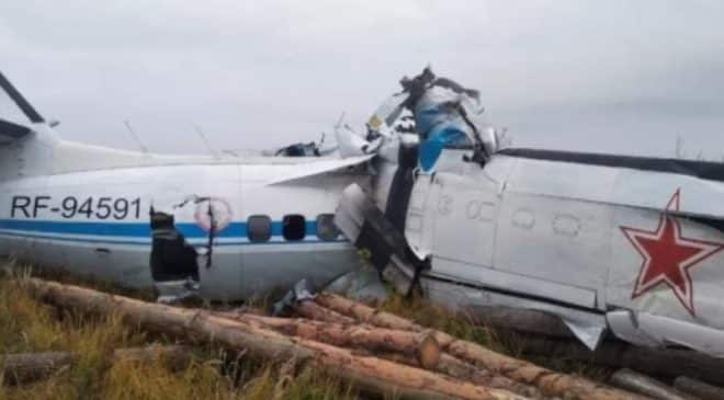 Avião cai e deixa pelo menos 16 mortos na Rússia