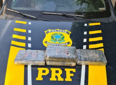 Barreiras: PRF apreende 4,4 kg de cocaína escondidos em painel de carro; idosos é preso