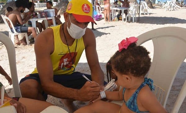 Em ação de conscientização, Salvamar distribui pulseiras de identificação no feriadão