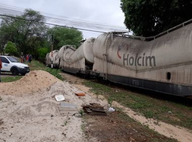 Trem carregado com cimento descarrila em área residencial de Brumado