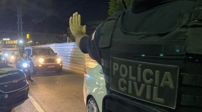 Em operação noturna, polícia recupera caminhão roubado